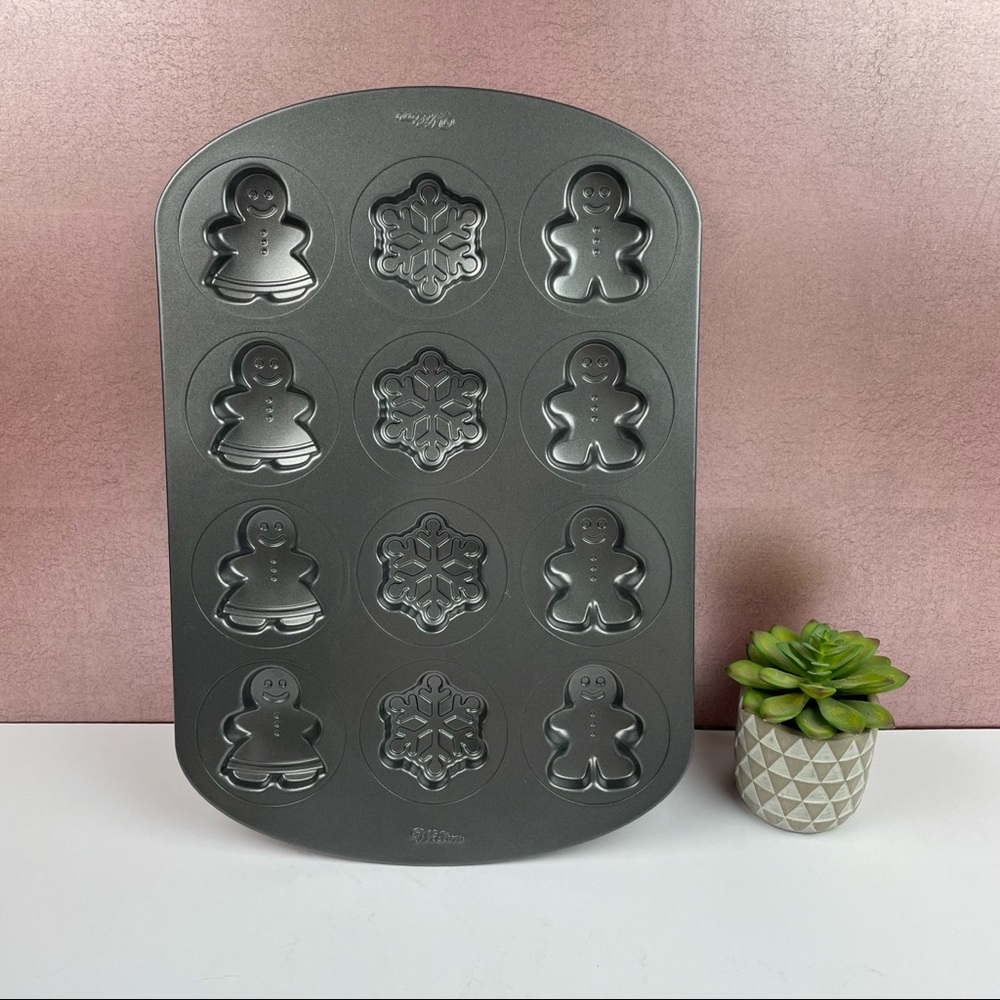 Wilton Gray Silver Christmas Cookie Pan Baking Snowflake Gingerbread Man